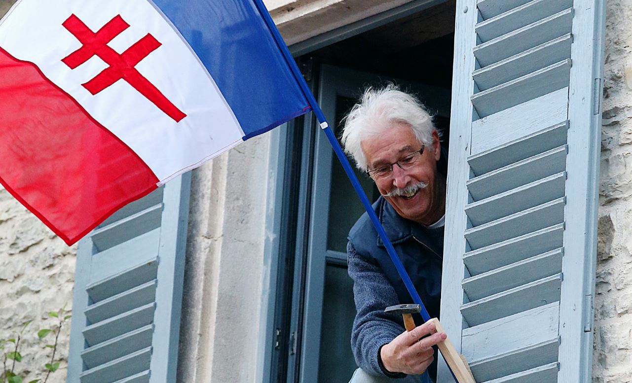 Drapeau de Libération à Croix de Lorraine provenant d'Angers