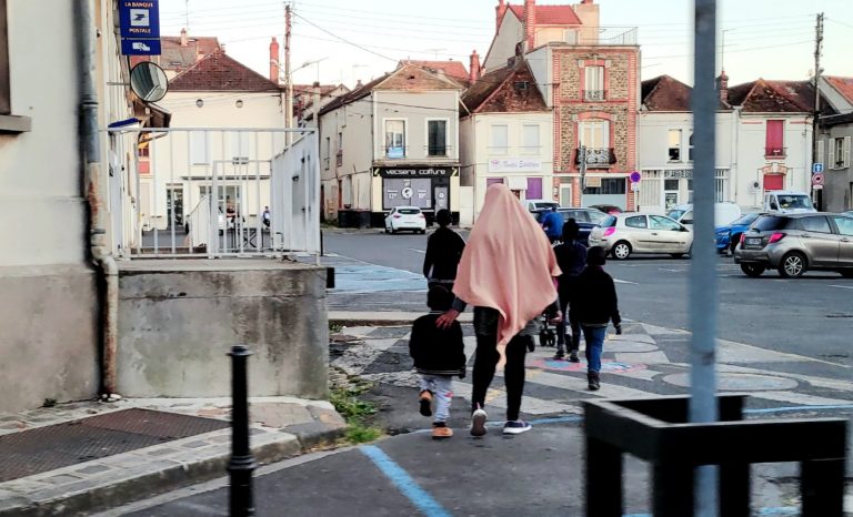 Londres : une jeune employée musulmane du BTP crée deux tenues de travail  islamiquement correctes