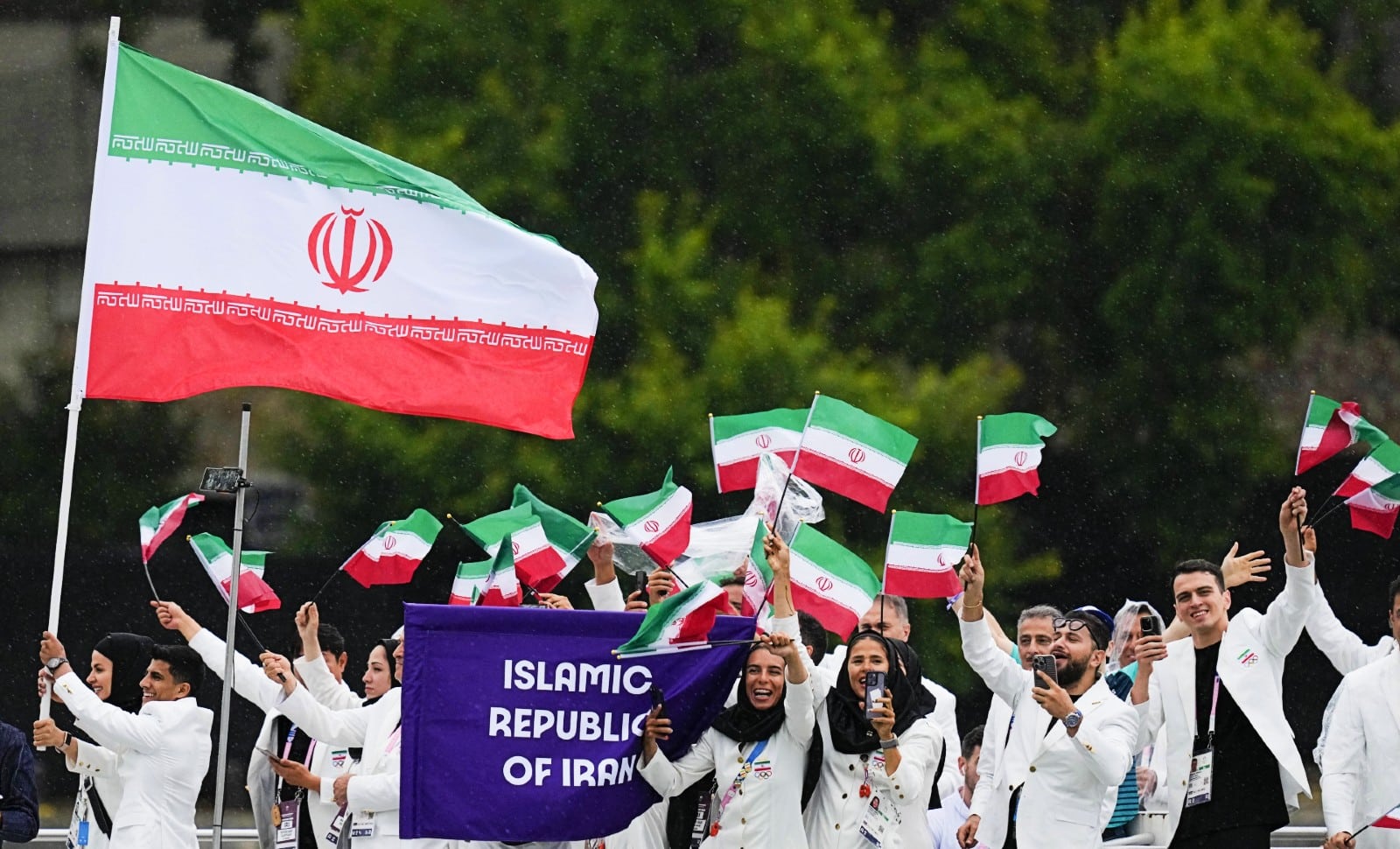 Prestige de l’Iran, Jeux et lendemains qui déchantent