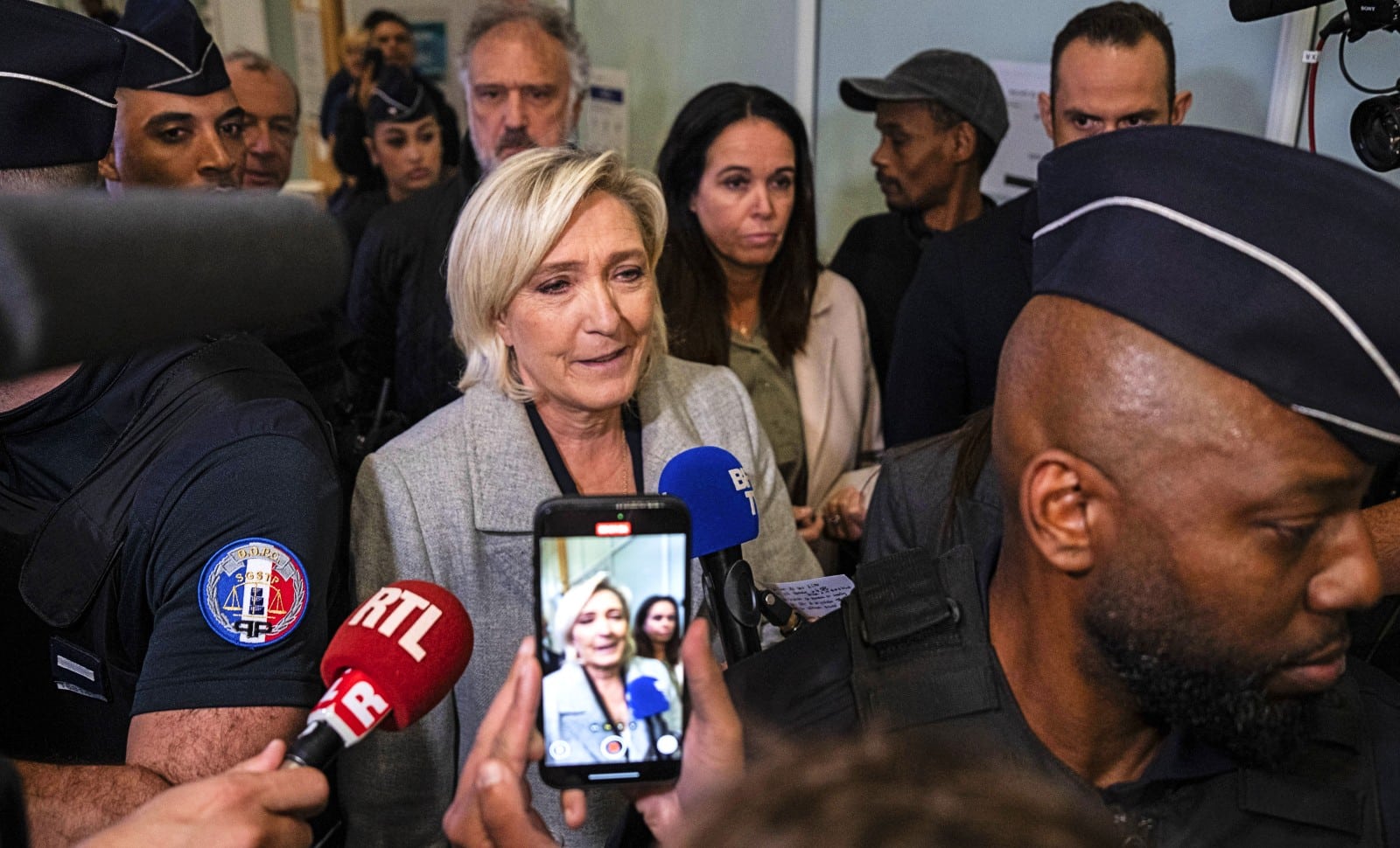 Marine Le Pen tient bon la barre